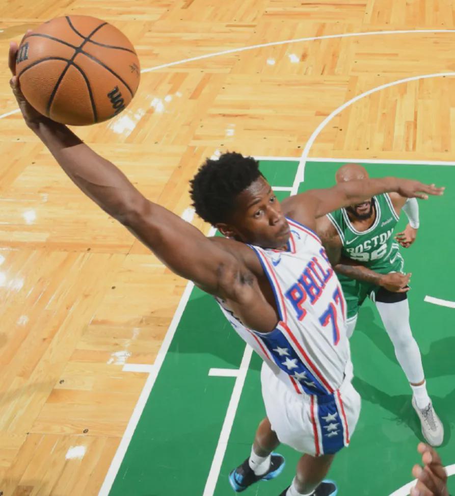 76人新秀首秀惊艳！破艾弗森纪录超詹姆斯，恩比德时代或落幕