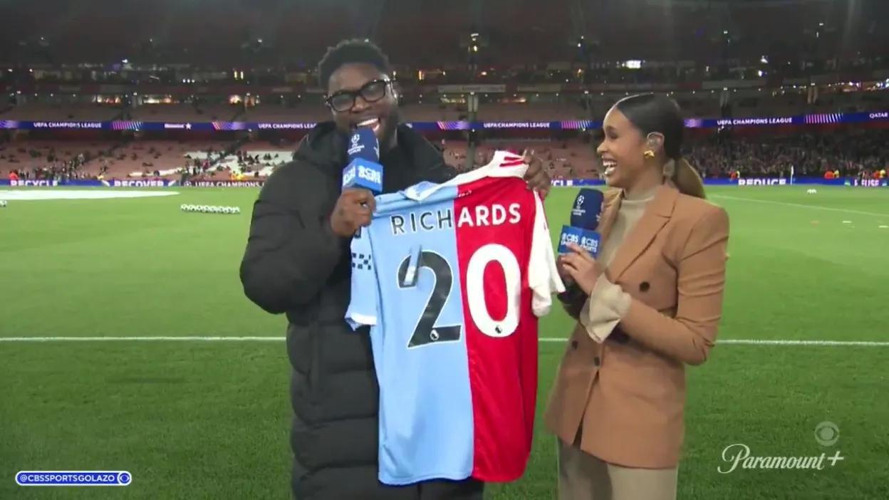 理查兹直播中获赠阿森纳曼城缝合球衣，双料球迷引热议