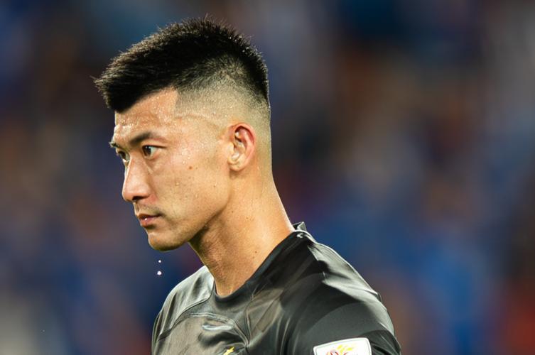 2025中超冬窗转会市场：10大热门球员引关注，后卫后腰门将全解析