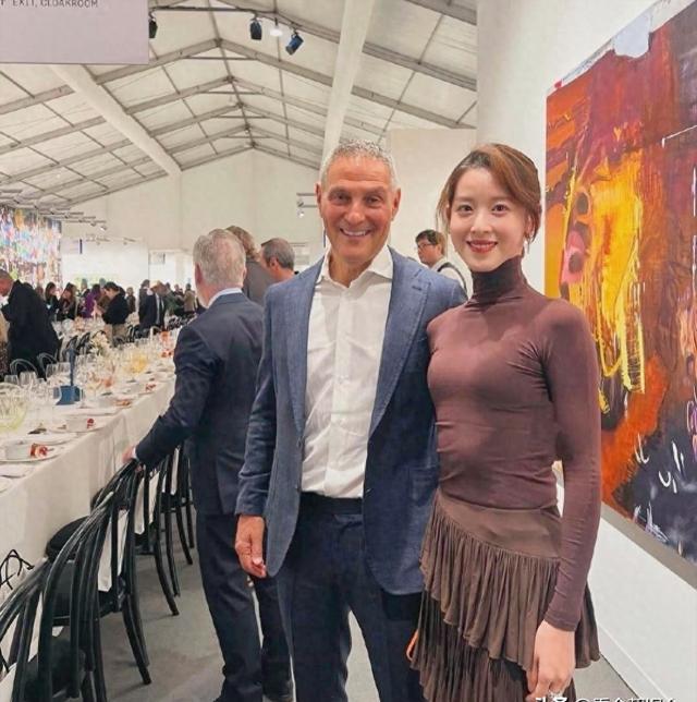 章泽天英国晚宴造型引热议，肋骨外翻细节成焦点