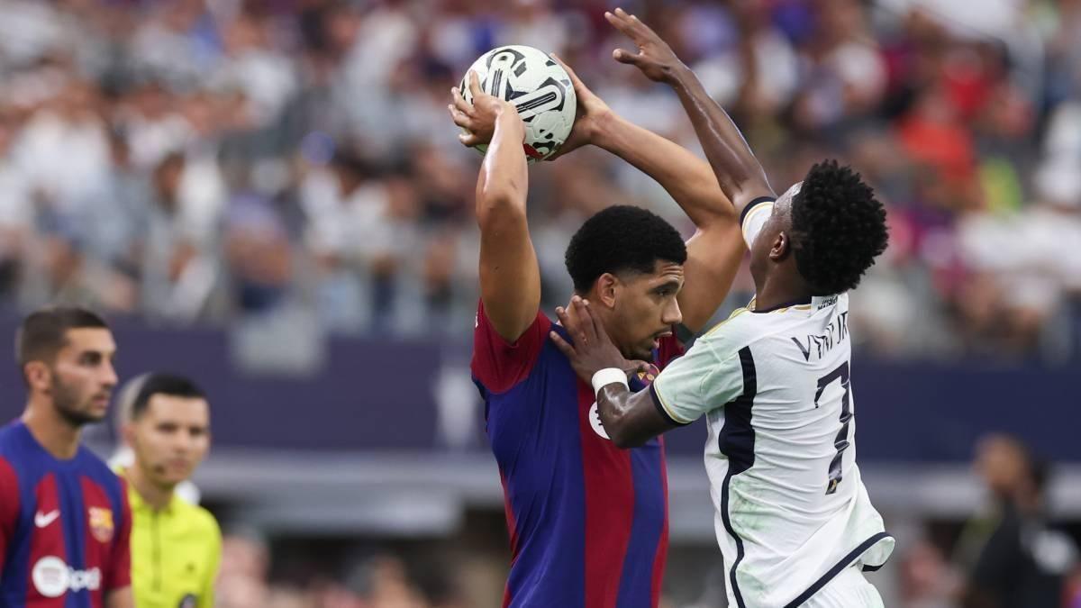 阿劳霍盛赞维尼修斯：场上表现令人钦佩，场外事务与我无关