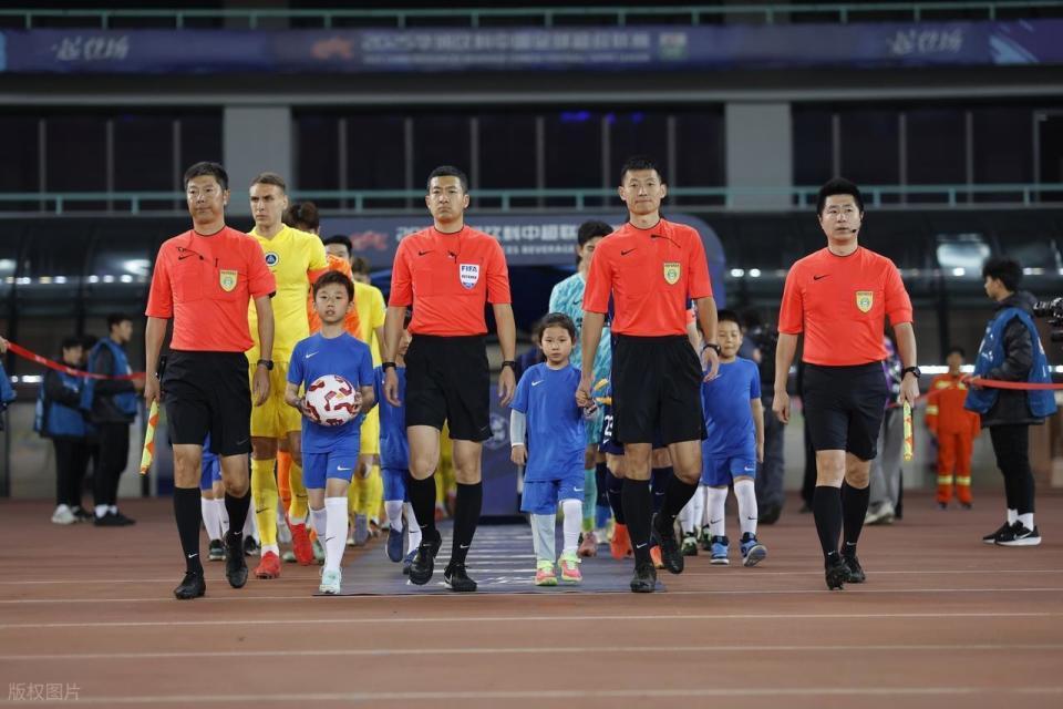 中超焦点战裁判争议：张雷5分钟内红黄判罚不一引热议