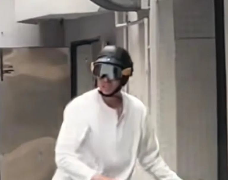 崔永熙快速融入广东！首购电瓶车并主动戴头盔引关注