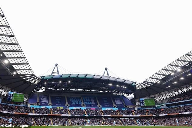 曼城北看台改造引发季票持有者抗议，球迷质疑俱乐部决策