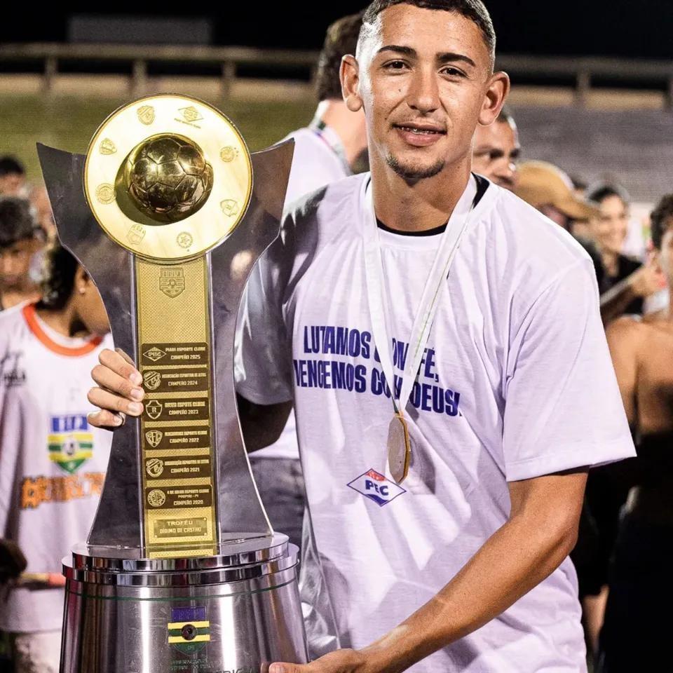 20岁巴西新星前锋骑摩托撞奶牛身亡，天才球员陨落