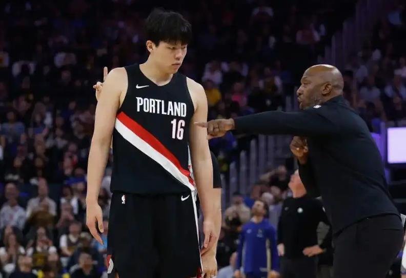 开拓者换帅风波：杨瀚森或迎新机遇，新帅关系密切引关注