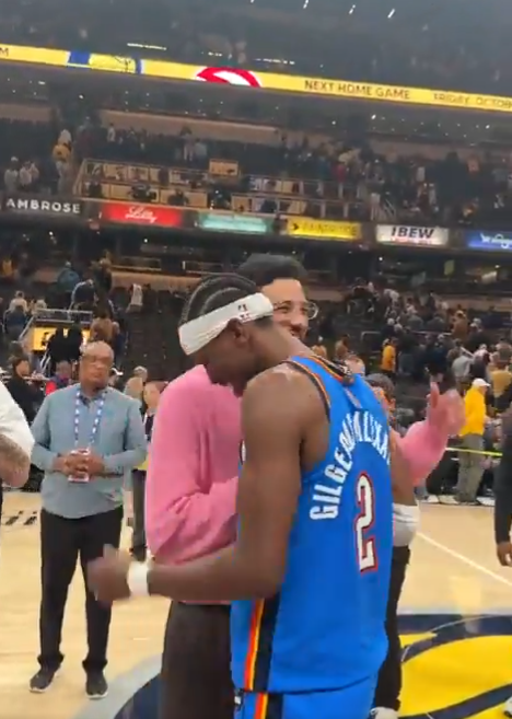 赛场温情时刻：亚历山大与哈利伯顿赛后拥抱热聊