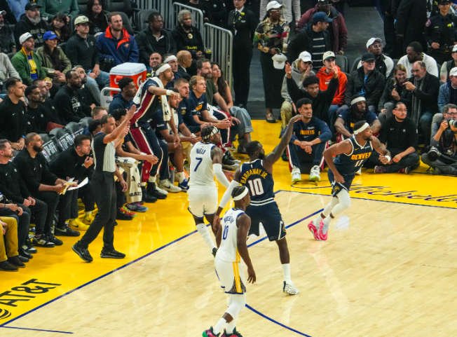 勇士vs掘金激战：库里低迷仅7分，戈登神准7记三分率队领先