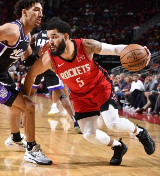 范弗里特现身火箭训练场，腿部无护具，季后赛复出存希望