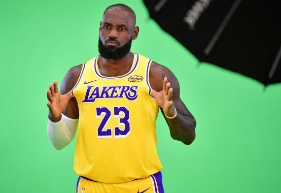 詹姆斯正面形象