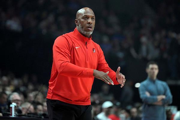 NBA主帅涉赌丑闻：杨瀚森首秀后教练被捕，未来发展存疑