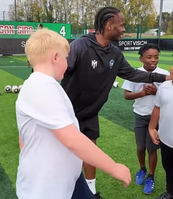 斯特林罕见公开亮相：投身青训组织小学生足球训练营