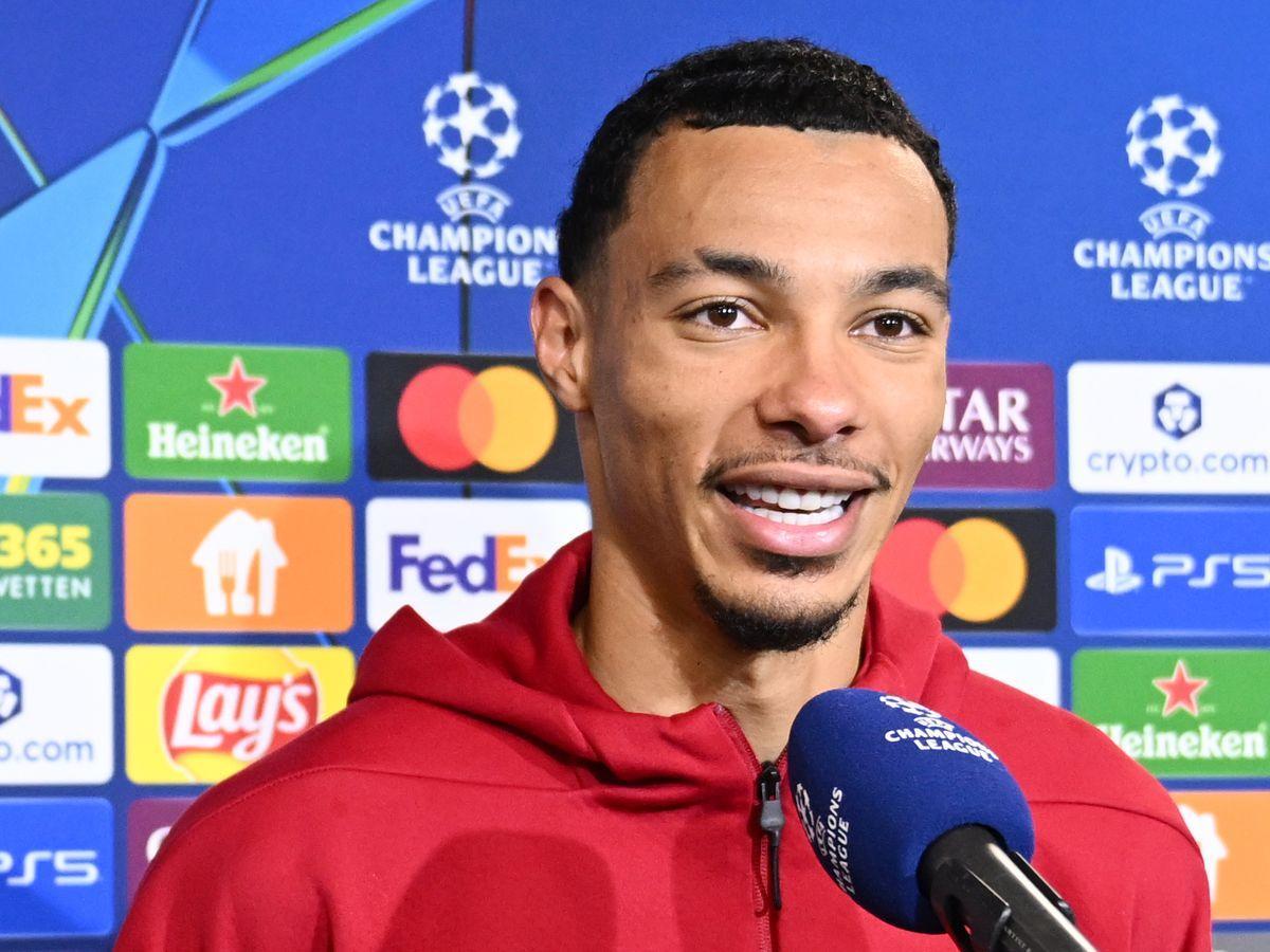 埃基蒂克与伊萨克场上交流