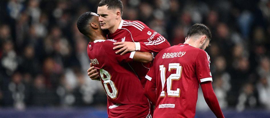 埃基蒂克向法兰克福球迷致意