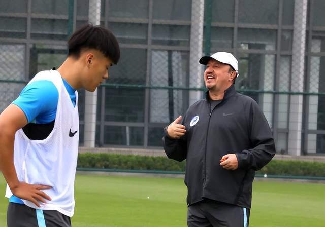 中超留洋新机遇：贝尼特斯400万欧签约希腊豪门，中超球员或迎欧洲舞台