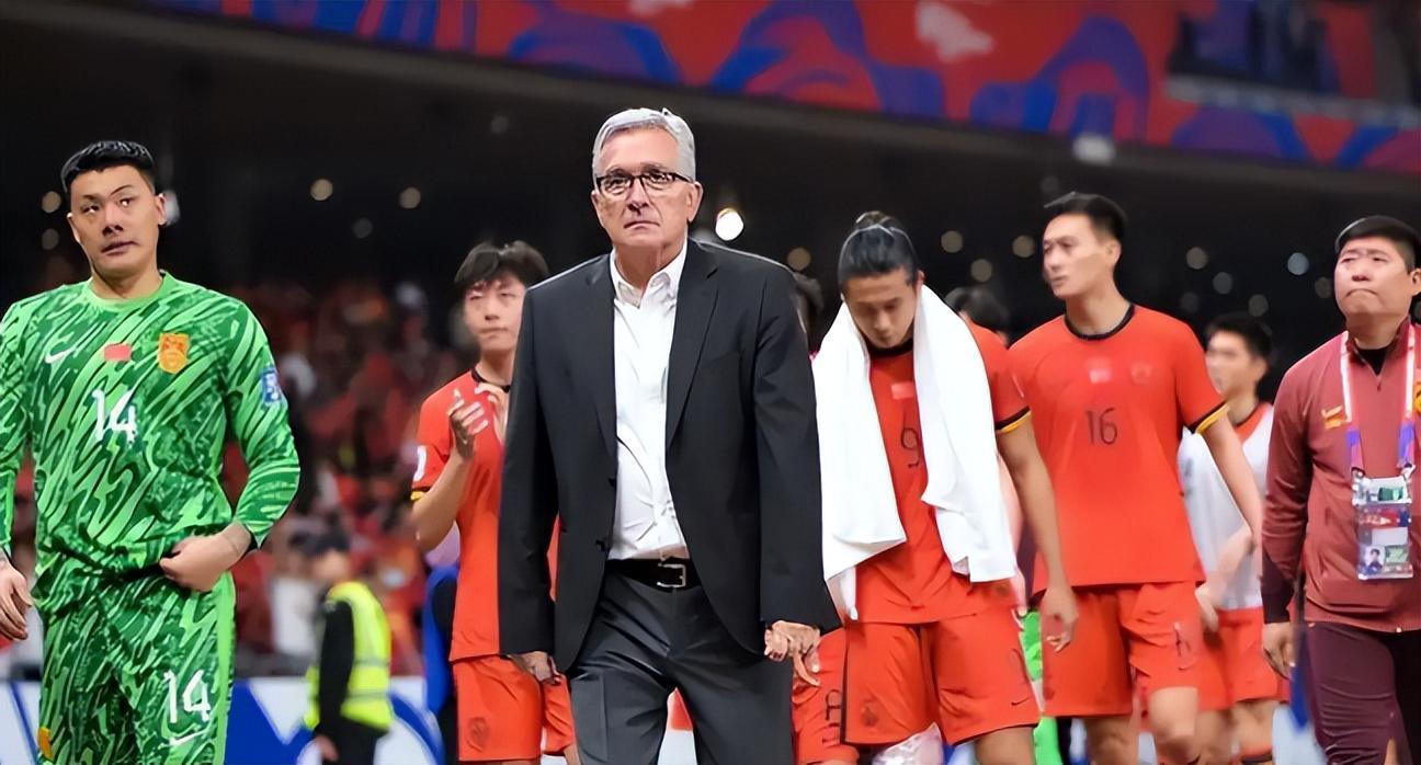 11月将至国足选帅遇挫，理想人选卡帕泽退出，足协难题待解