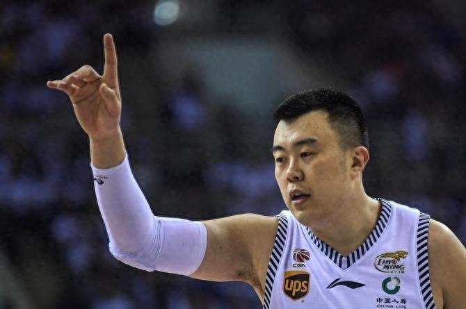 他是辽篮队长，因一句承诺模特妻子等他6年，今38岁退役转型成功