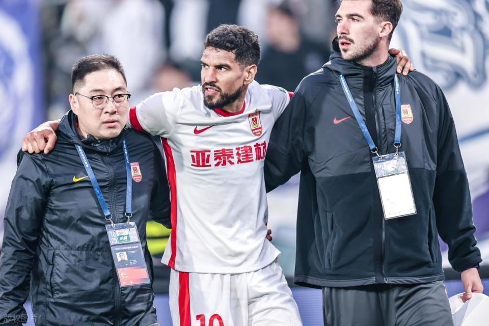 中超亚泰补时再崩盘！50岁洋帅目瞪口呆，两爱将染红+乌龙成降级隐患