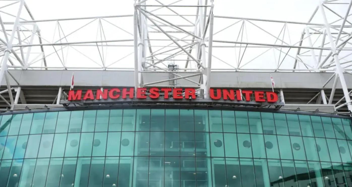 曼联老特拉福德年度捐衣活动启动，助力贫困青少年温暖过冬