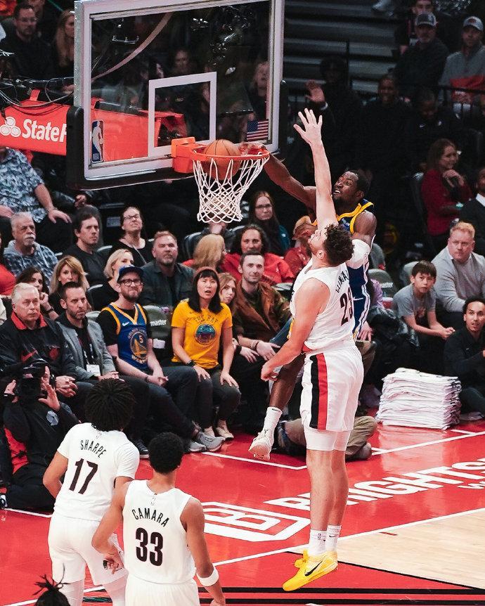 NBA常规赛：开拓者139-119大胜勇士，杨瀚森2分2帽闪耀，库里空砍35分