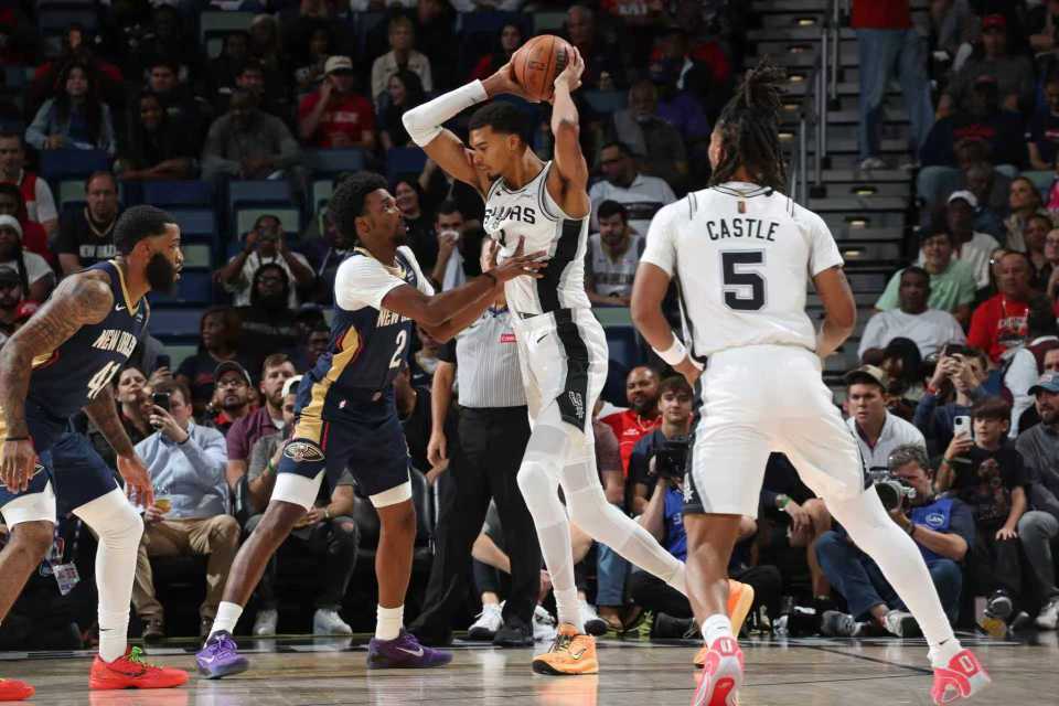 文班亚马29+11+9帽马刺加时险胜鹈鹕，锡安27+10+7引爆对决