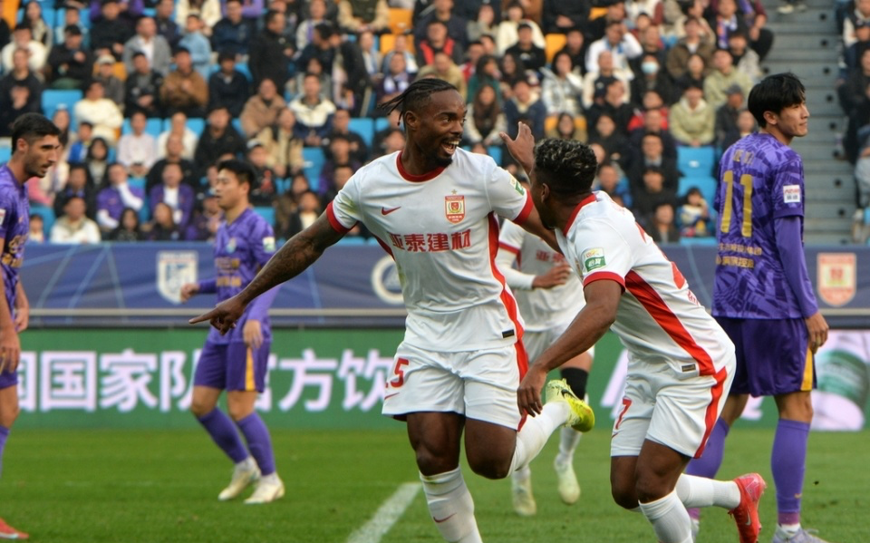 中超第28轮：十人亚泰补时遭绝平2-2津门虎，6轮不胜暂脱垫底