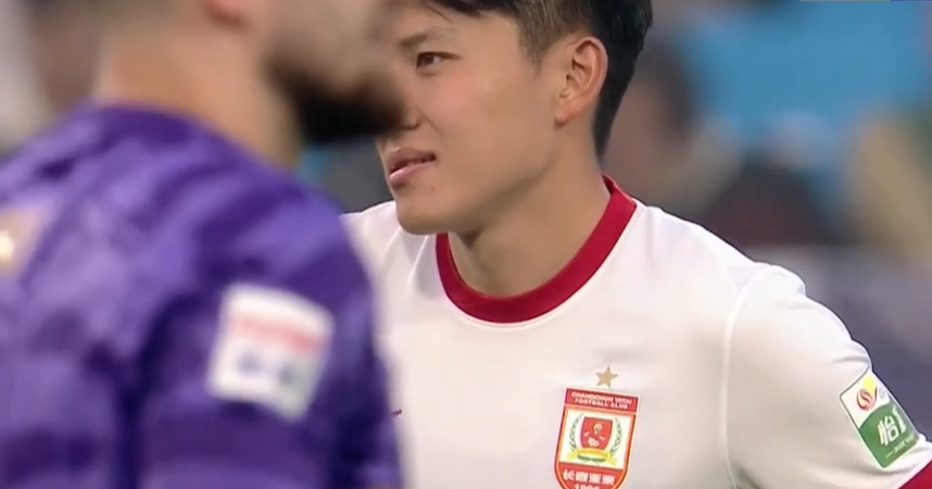 亚泰保级战自毁好局：王禹飞踹哈达斯脚踝被直红罚下