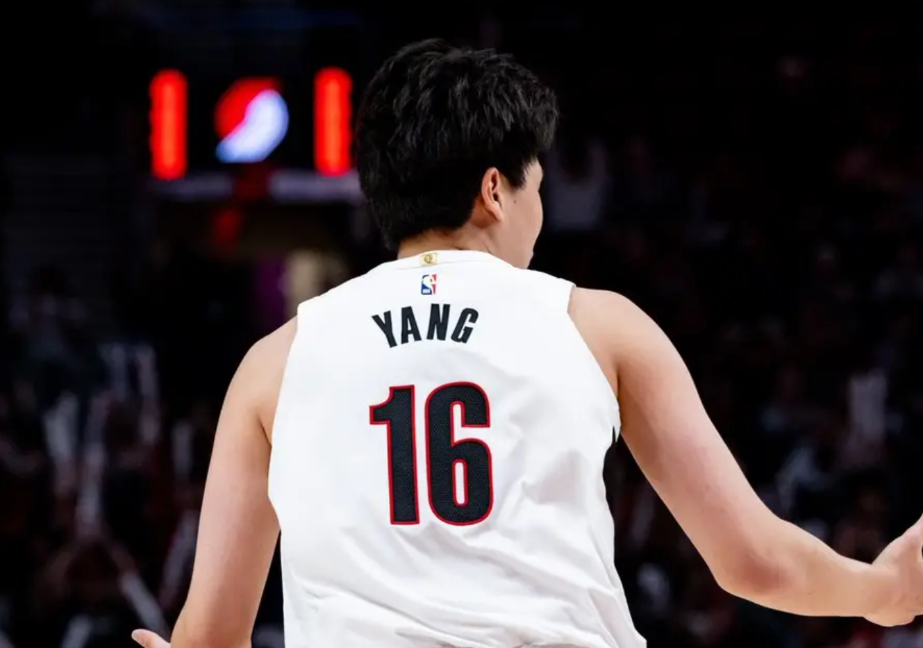 杨瀚森2分2帽引热议：护框能力获赞，段冉揭秘上场时间受限真相