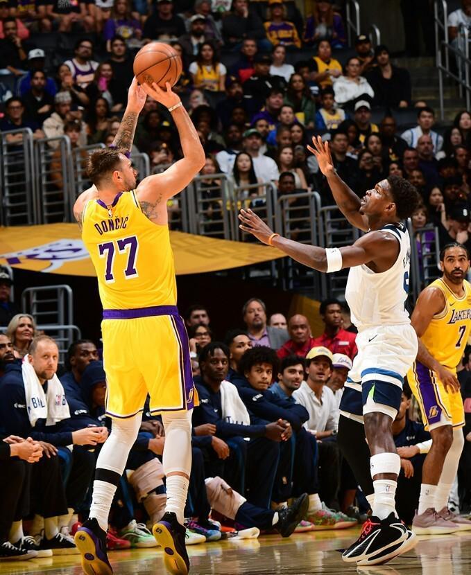 东契奇49+11+8准三双 湖人128-110力克森林狼迎赛季首胜