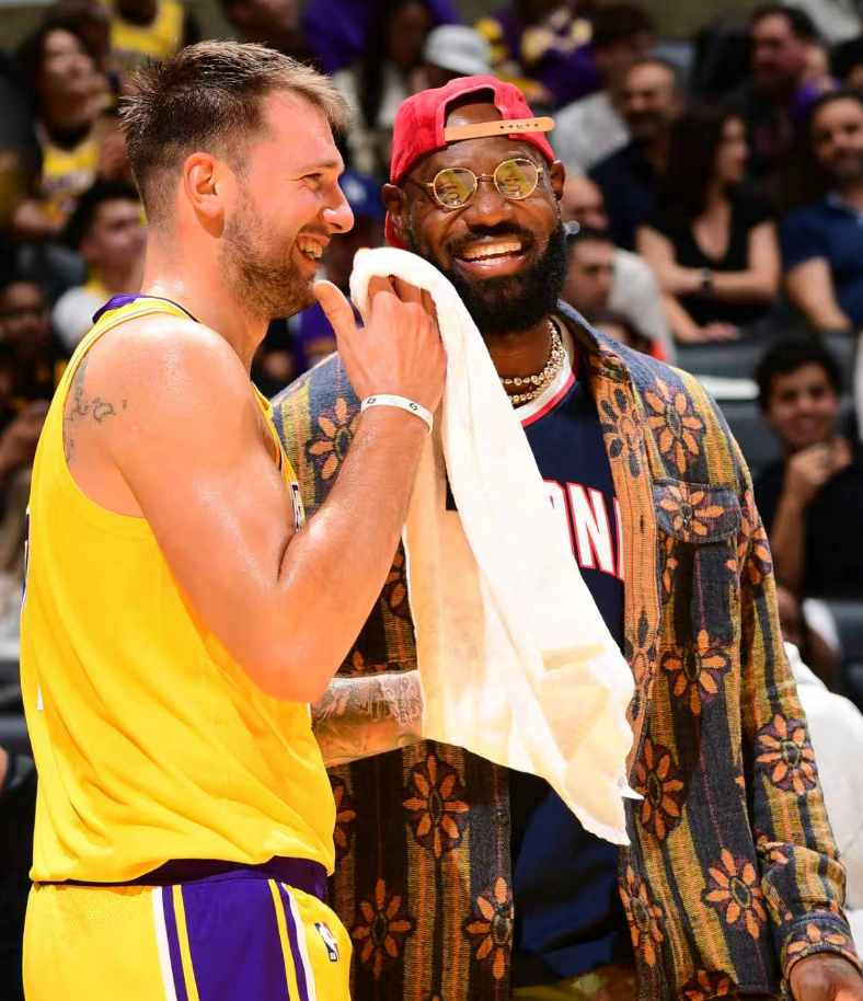 东契奇49+11力压爱德华兹！湖人首胜他独扛大旗