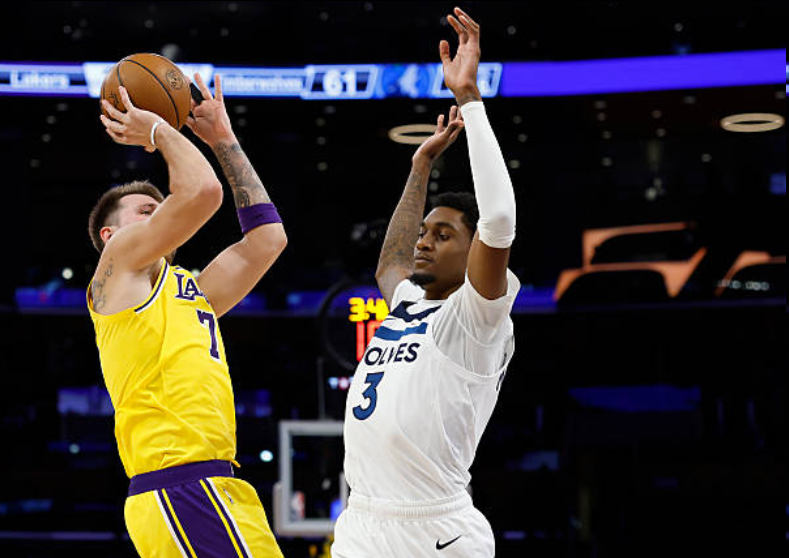 东契奇连两战40+创历史：湖人新星比肩传奇巨星