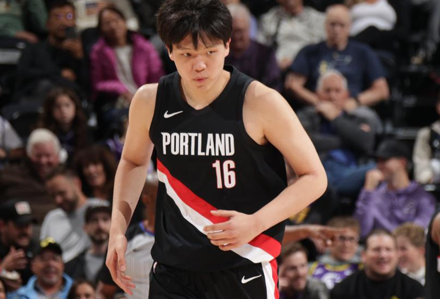 杨瀚森NBA常规赛首秀迎突破：首扣+盖帽助力开拓者大胜勇士