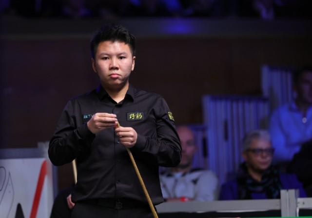 周跃龙5-4逆转福德 强势晋级2025斯诺克北爱赛四强