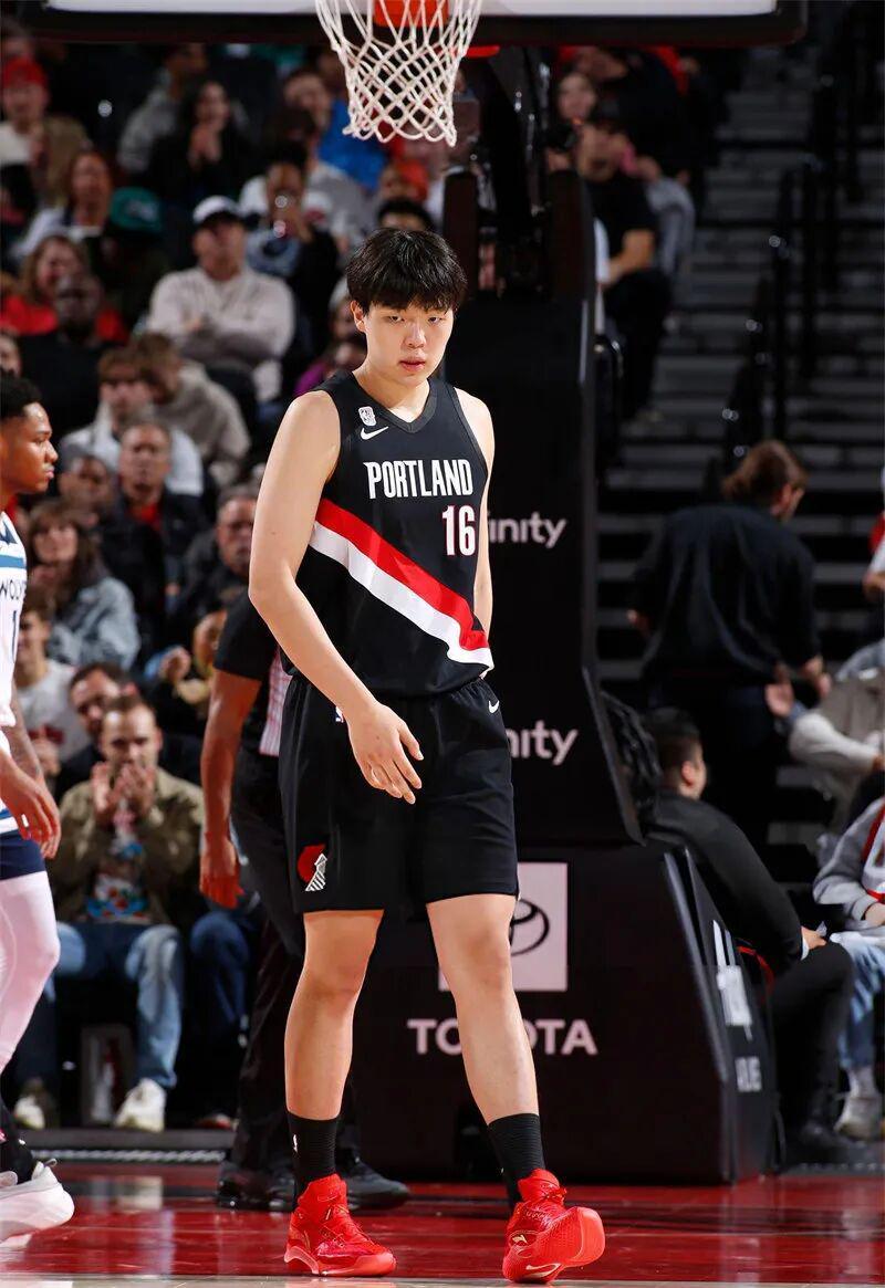 杨翰森NBA首秀仅5分钟，赛后主帅比卢普斯涉赌被FBI带走