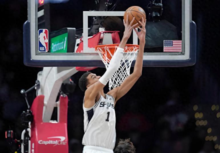 新科MVP热门！文班亚马首战狂轰40+15，名宿盛赞：杜兰特+奥尼尔合体