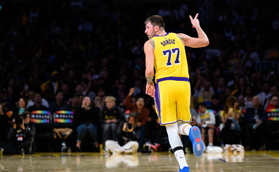 东契奇开赛两战狂轰92分 创历史首人连续40+10+5神迹