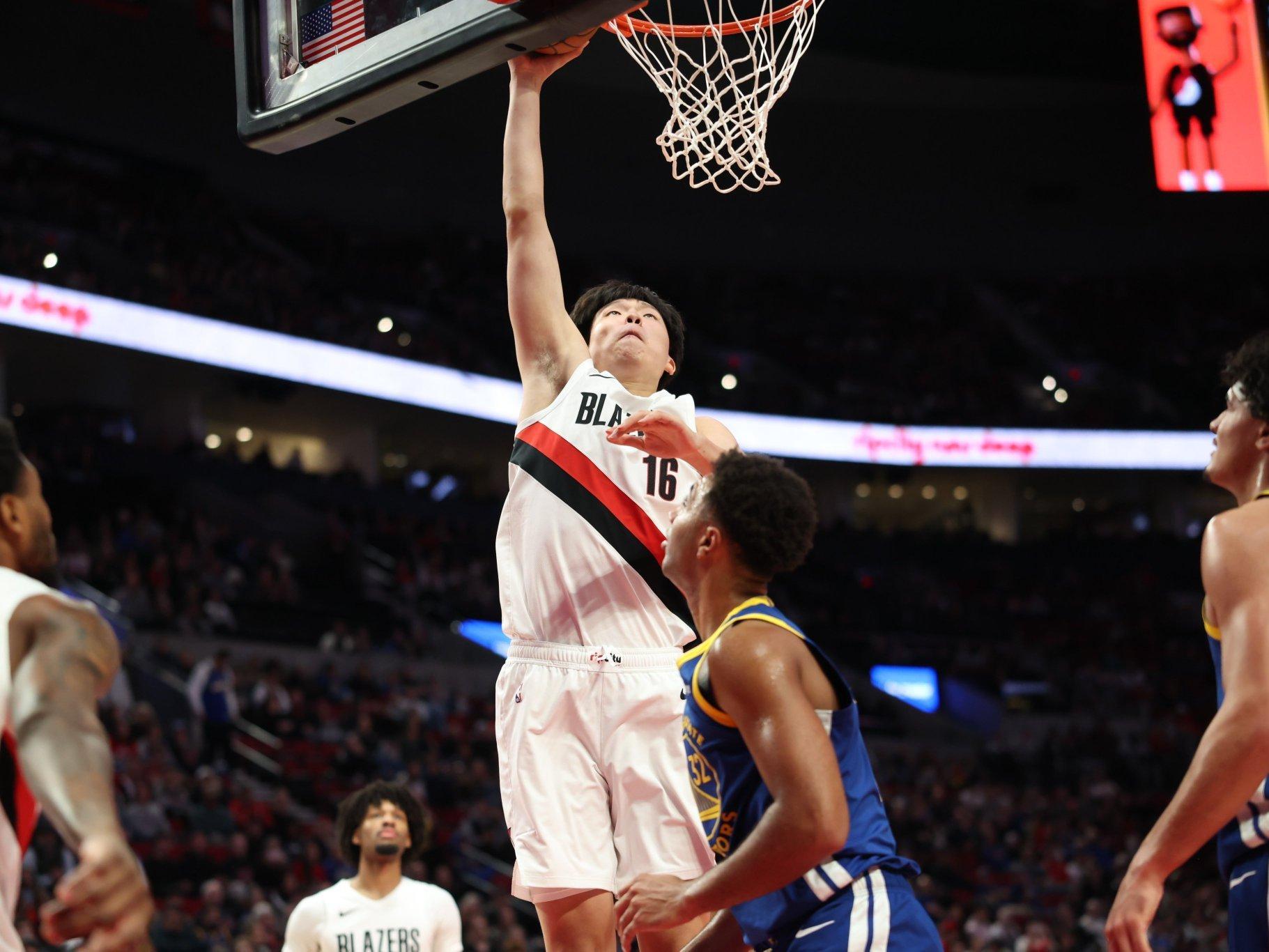 开拓者20分狂胜勇士，杨瀚森首秀运动战进球，库里35分难救主