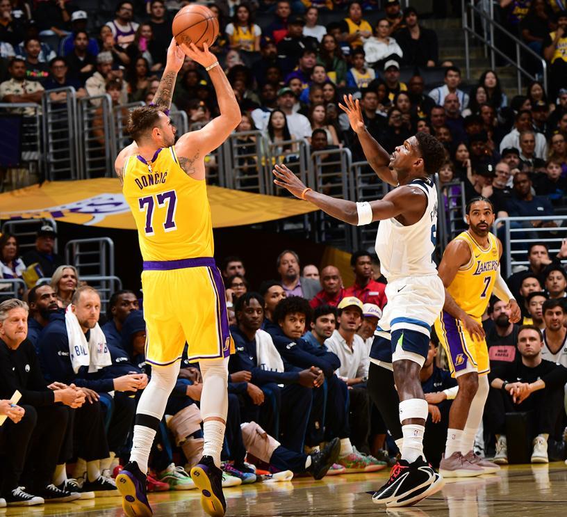 东契奇狂轰49+11+8创两大纪录，湖人主场大胜森林狼