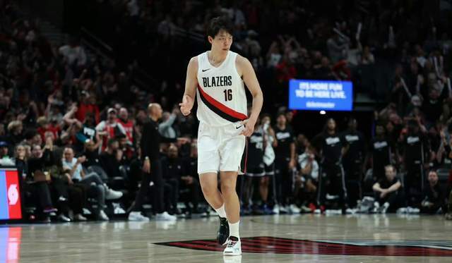 杨瀚森NBA首秀惊艳：单手暴扣+两次封盖，攻防两端显实力