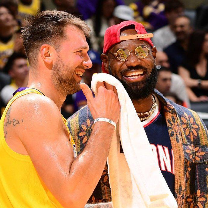 勒布朗与东契奇场边欢笑互动，NBA赛场温馨一幕