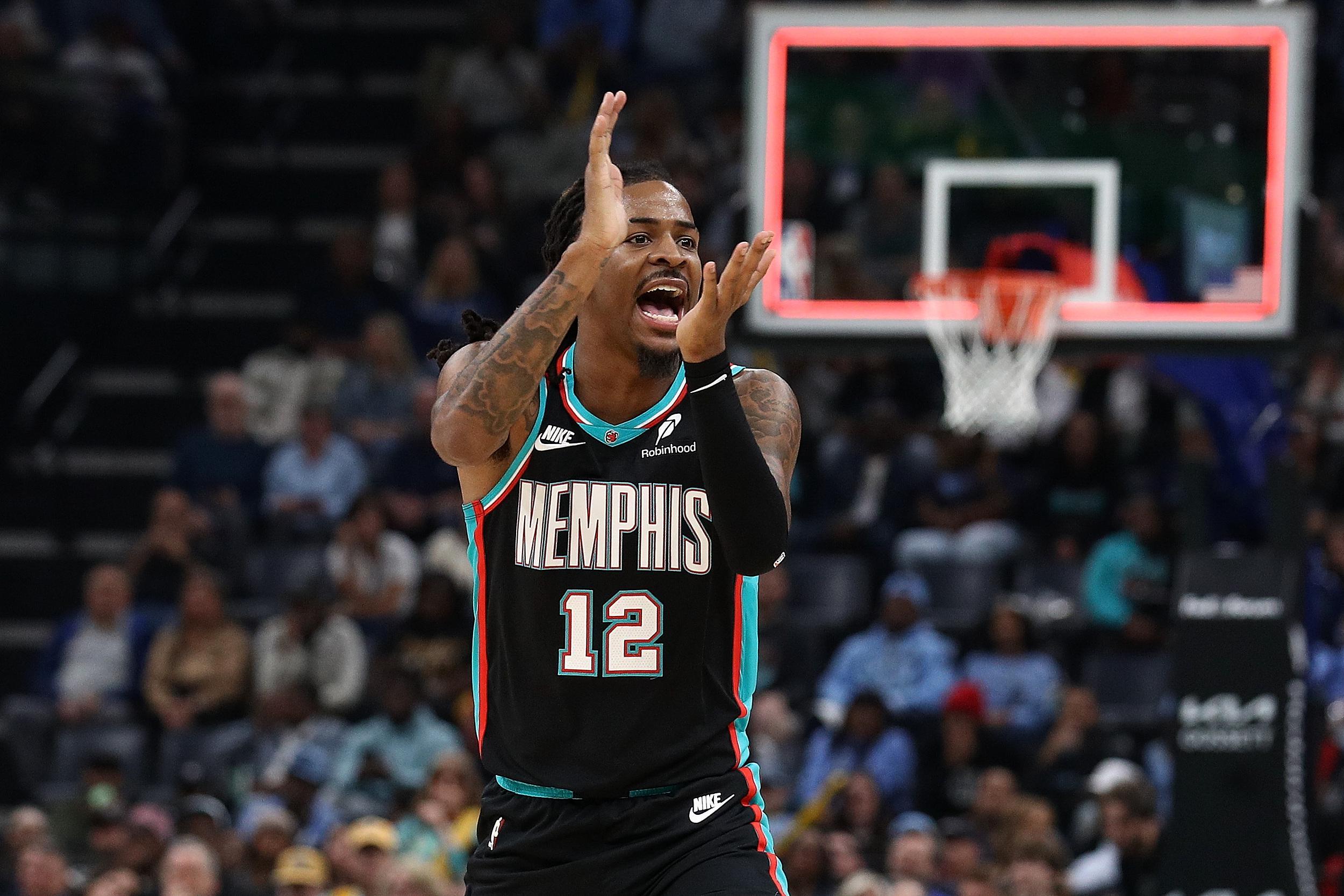 NBA常规赛：莫兰特手感低迷仅得12分，正负值-22灰熊惨败