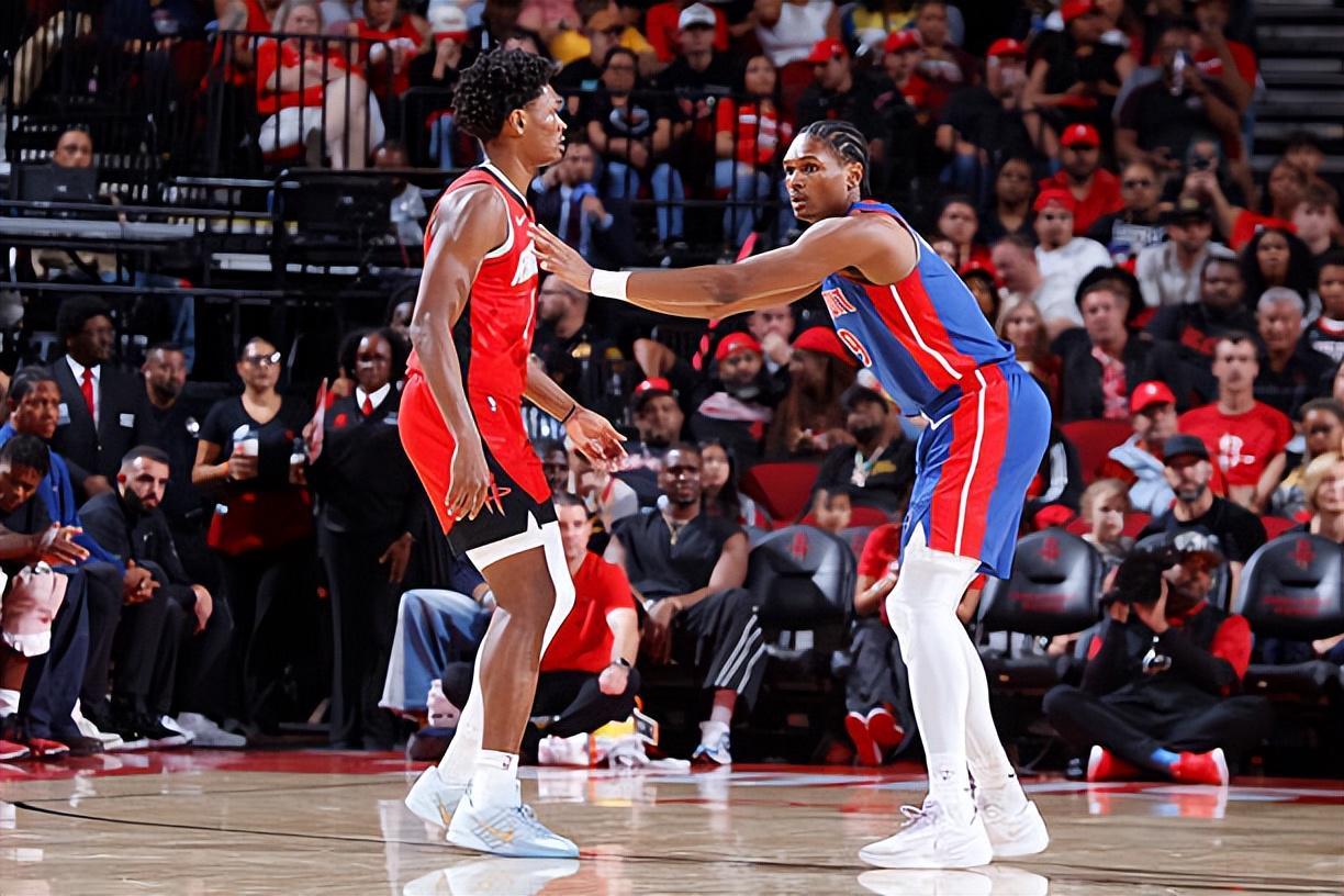 活塞奥萨尔 vs 火箭阿门：兄弟同场不同命，谁更适应体系？