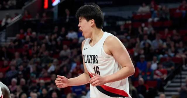 NBA新赛季：开拓者139-119大胜勇士，杨瀚森首秀2分2帽，库里35分难救主