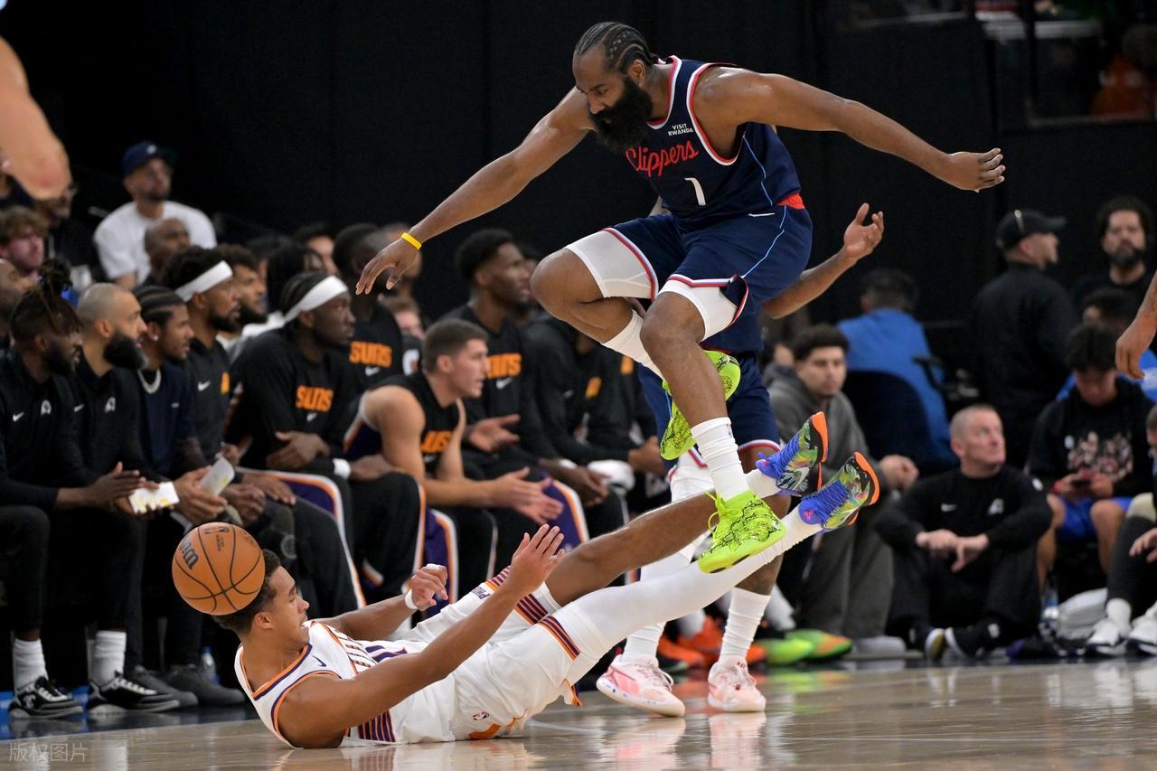 哈登爆发狂轰30分打爆太阳，小卡强势反弹，比尔表现低迷