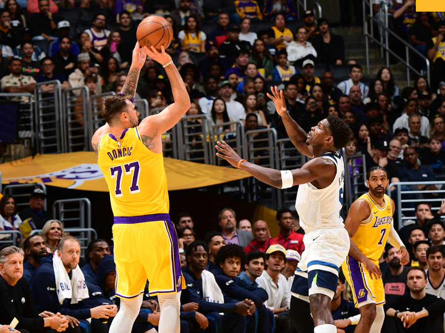 东契奇狂轰49+11+8！湖人复仇森林狼迎赛季首胜，艾顿爆发