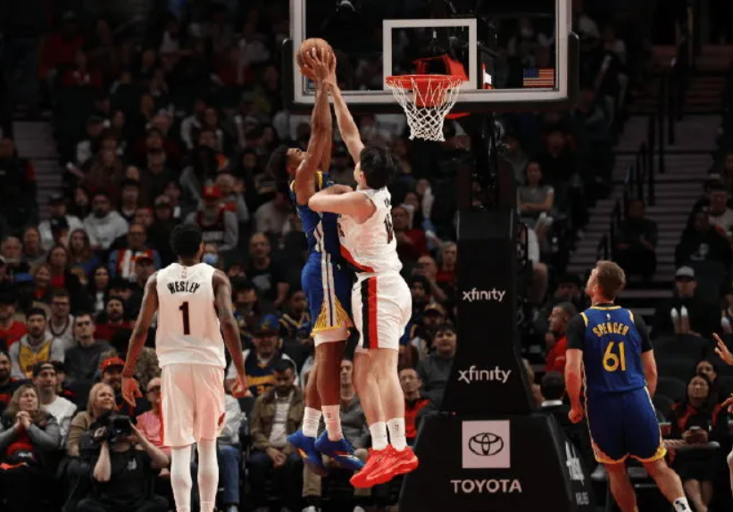 勇士20分惨败开拓者！库里35+6难救主，杨瀚森2分2帽，罚球争议引热议