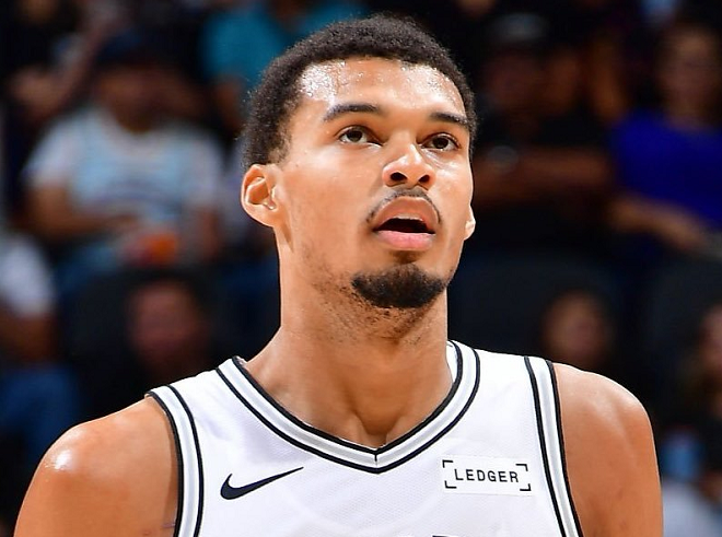 文班亚马29分11板9帽6犯，马刺加时险胜鹈鹕，锡安27+10+7难救主