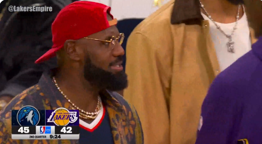 詹姆斯伤停仍积极互动，场边指导队友展现领袖风范