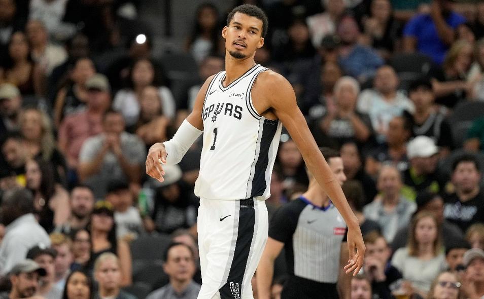 文班亚马29+11+9封盖完胜锡安！马刺加时力克鹈鹕迎两连胜