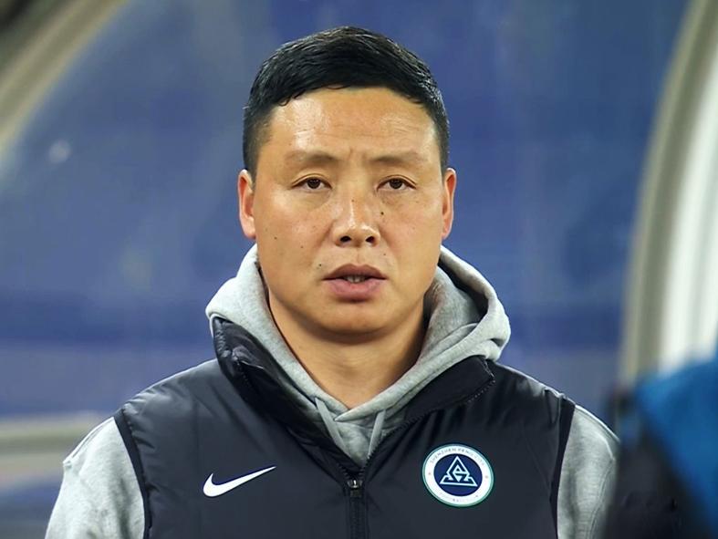 国产教练崛起！陈涛率深圳新鹏城少打一人仍取胜